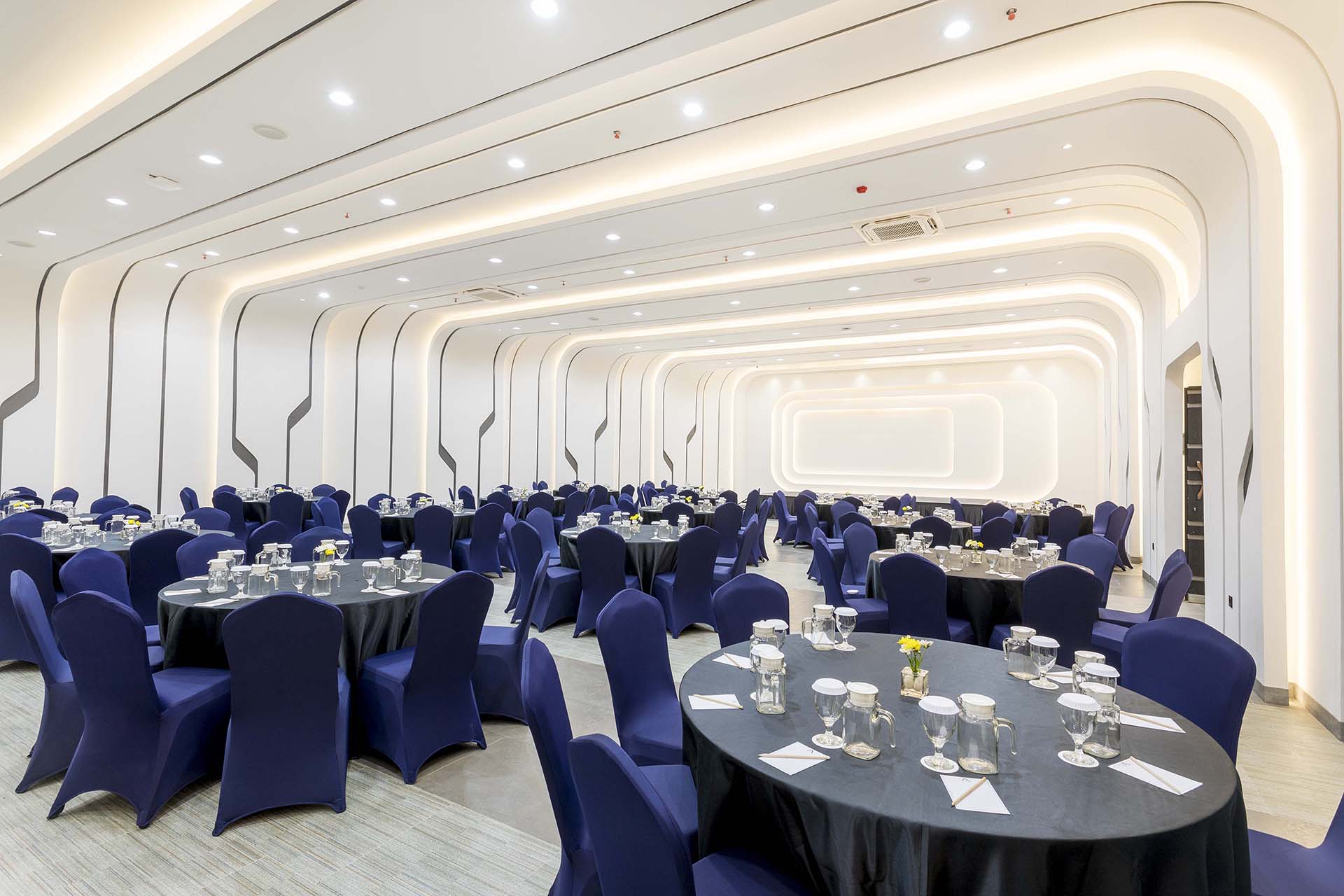 Aeris Hotel Banjarbaru Ballroom Round Table Setup